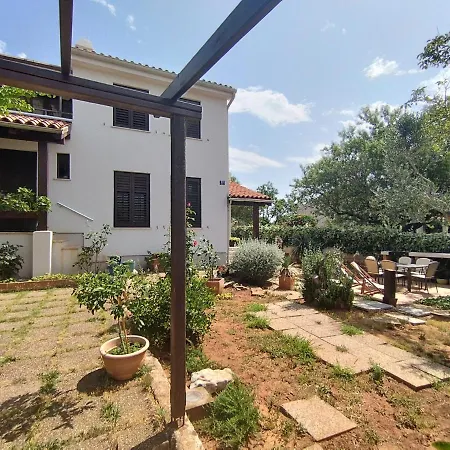 Апартаменты In With Garden