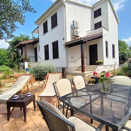 In With Garden Apartment