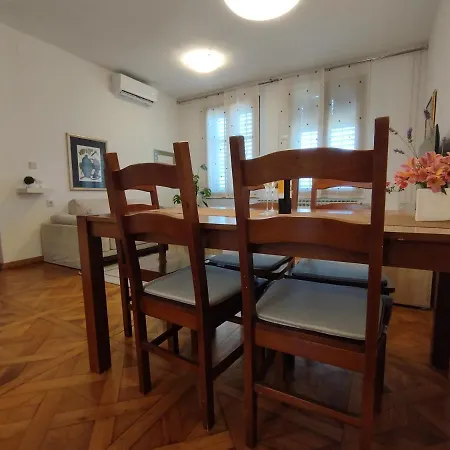 In With Garden Apartment