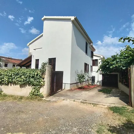 Apartment In With Garden Medulin