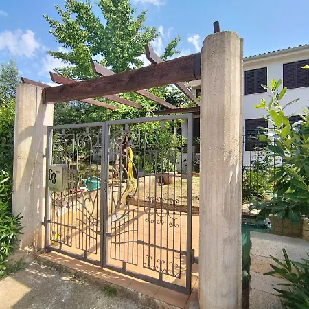 In With Garden Apartment